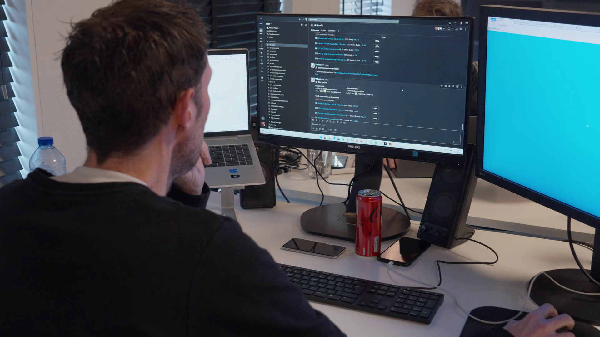 Redacteur bekijkt VI Assist realtime signalen in Slack op desktop